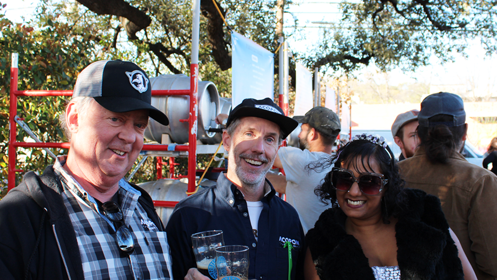 Photo of Ruvani de Silva and friends enjoying cask beer © 2024, Justin Brummer
