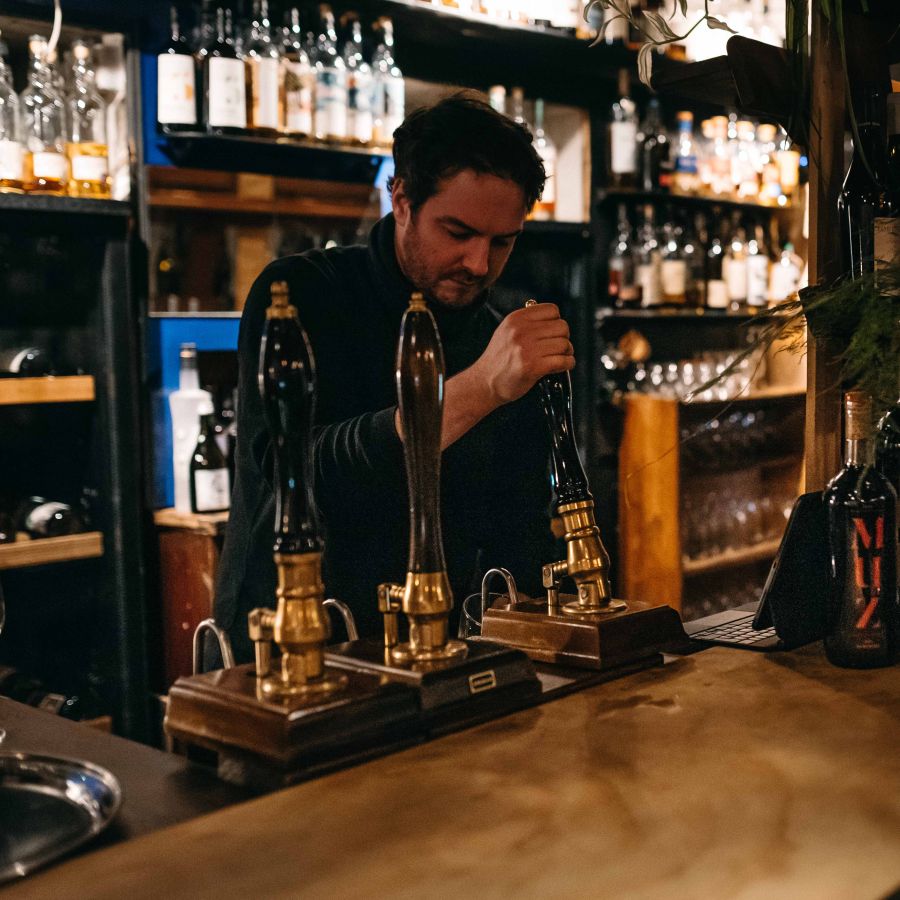 Photo of a man pulling a pint in a pub © mastersmasters.co