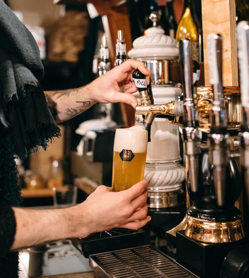 Photo of pint bering poured from a keg tap © mastersmasters.co
