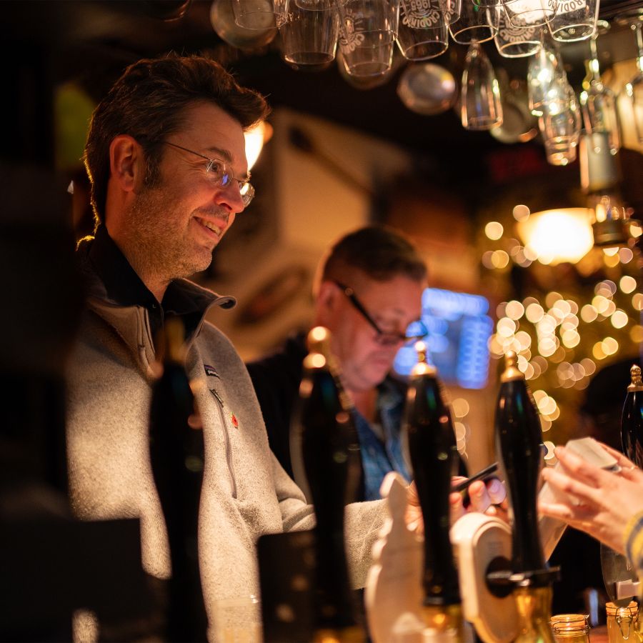 Photo of a man paying for a pint at the bar © CAMRA