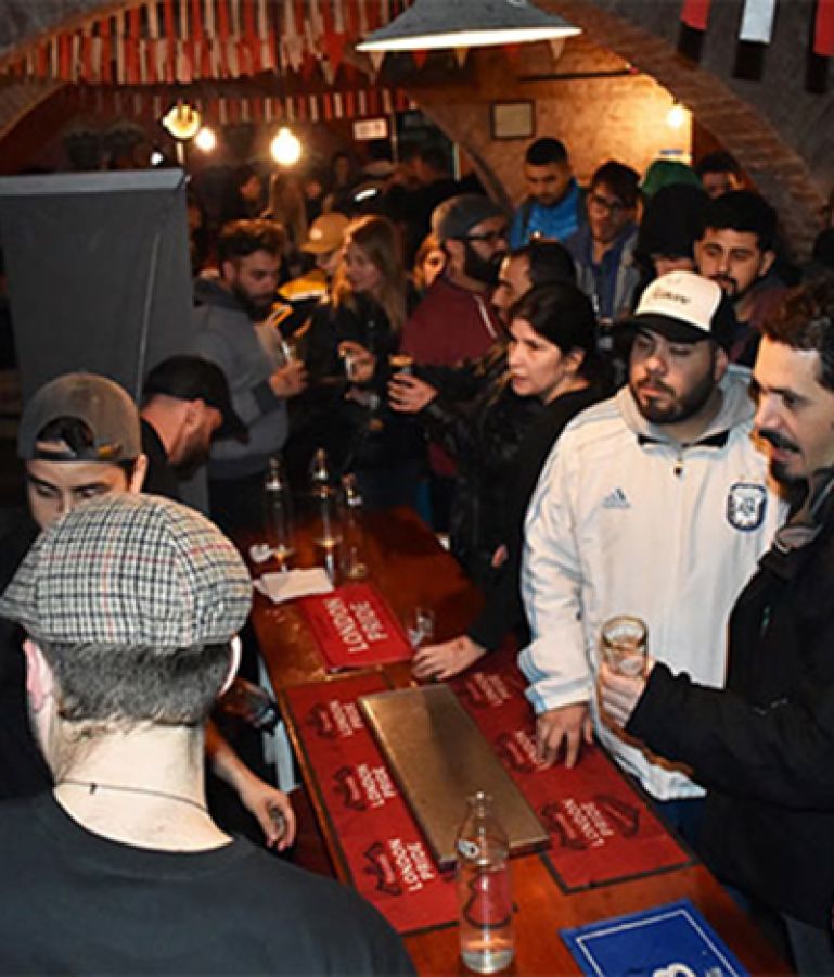 Photo of the Notre Dame pub filled with people © David Jesudason