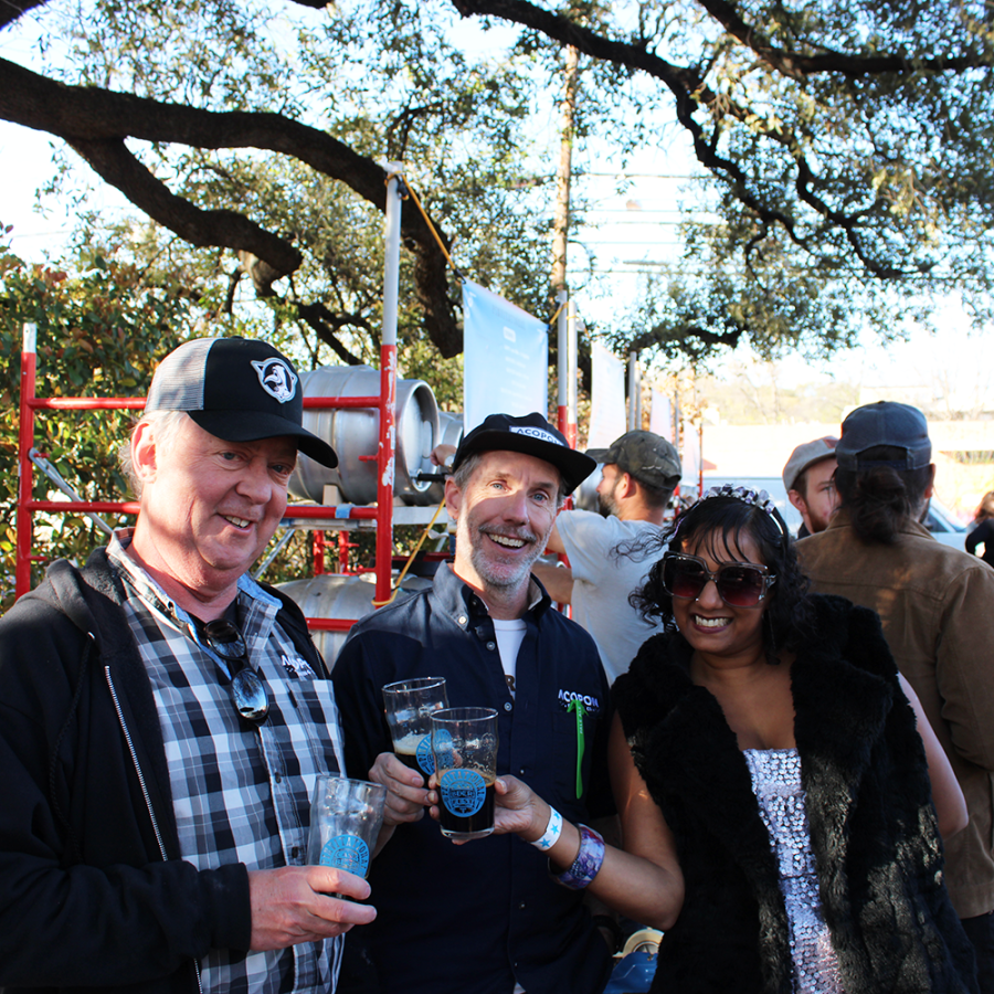 Photo of Ruvani de Silva and friends enjoying cask beer © 2024, Justin Brummer
