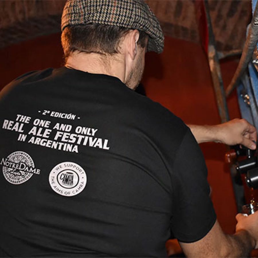 Man pouring a glass of cask beer in Notre Dame pub © David Jesudason